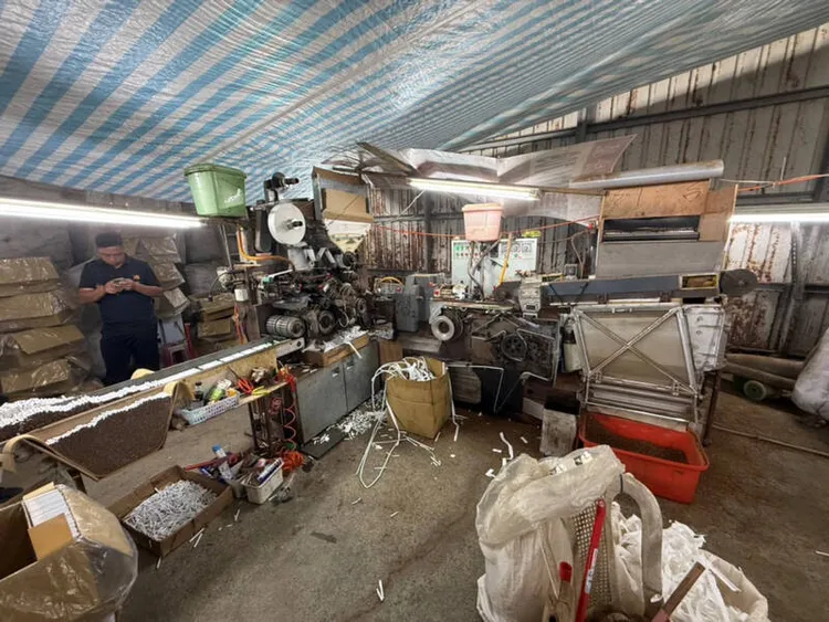 製作私菸的工廠環境髒亂不堪，煙草也是劣質品加化學原料。翻攝照片