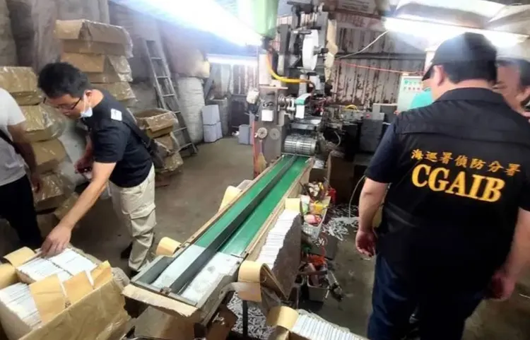 專案小組查扣的成品、半成品共可做出12萬多包私菸。翻攝照片