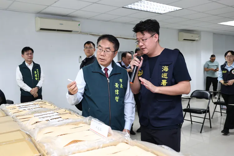 台南市長黃偉哲今天到場慰勉相關人員。南市府提供