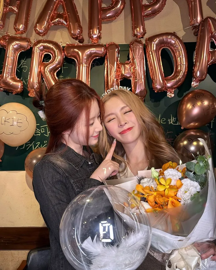 葉舒華俏皮戳Elkie的臉。翻攝Elkie IG