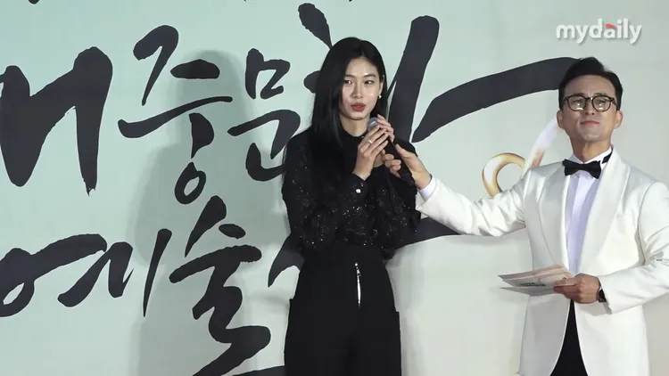 鄭好娟被發現10月31日領獎，被cue男友時閃躲，遭疑當時已情逝。翻攝mydaily