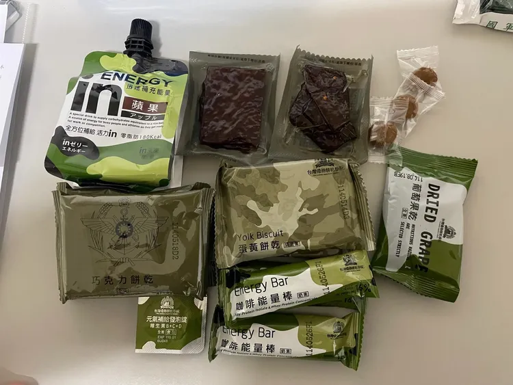 有熱心網友分享教召後收到的大禮包，當中能量飲也被發現除了白葡萄還有蘋果口味。翻攝自threads