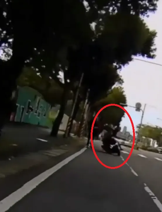 黃姓騎士邊騎車邊滑手機，撞傷走在慢車道的行人。民眾提供