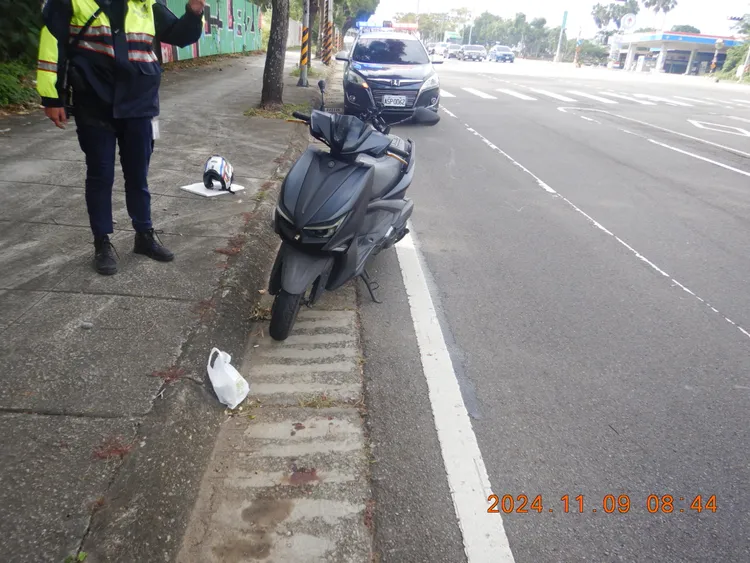黃男騎機車滑手機撞傷行人。民眾提供