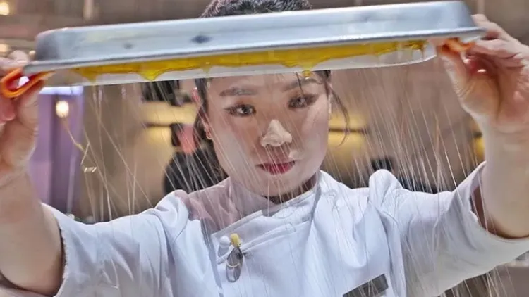 鄭智善在《黑白大廚》拔絲畫面讓人印象深刻。翻攝Netflix