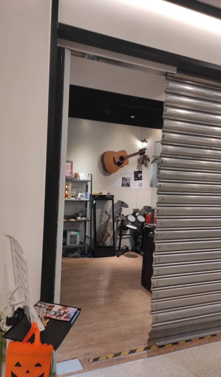 綺麗廣場防火鐵捲門損壞無法正常作動。北市建管處提供