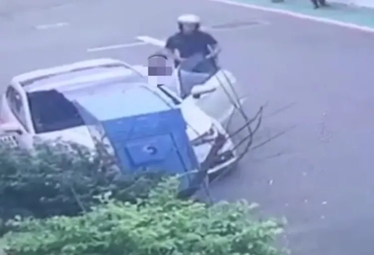 王男不理會值勤警員逕自上車。警方提供