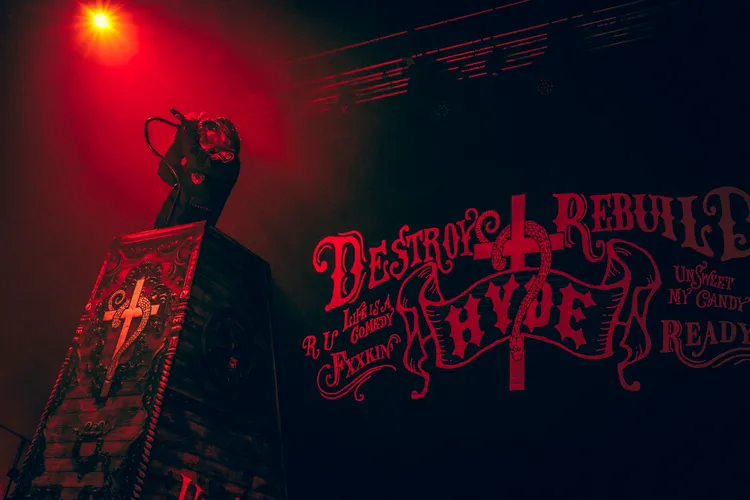 HYDE開場站上3尺高的專屬演講台。自由惑星提供