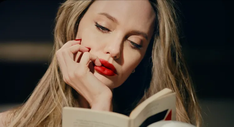 裘莉為TOM FORD拍攝的全新形象影片。翻攝影片