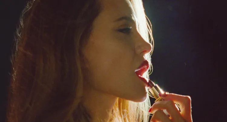 裘莉為TOM FORD拍攝的全新形象影片。翻攝影片