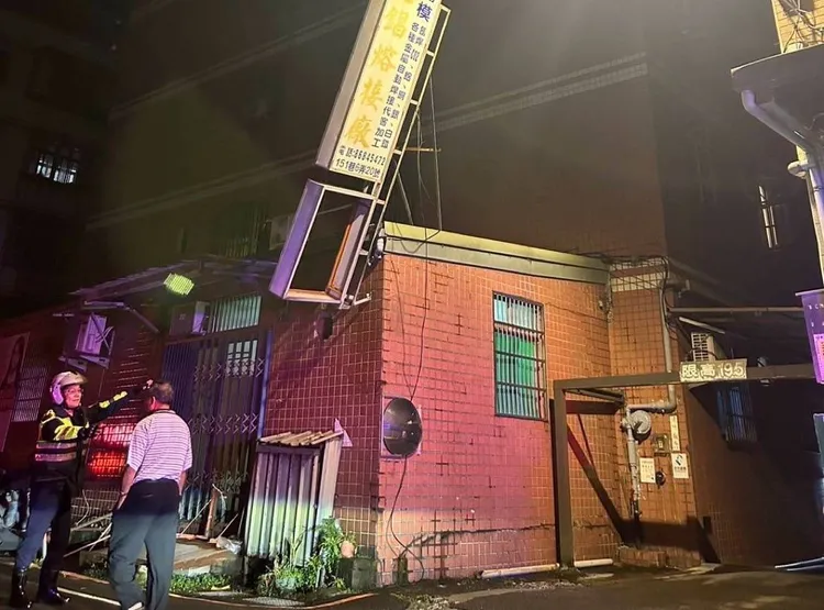 颱風造成不少建築物損壞。警方提供