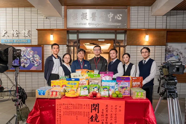 大愛劇《以身相許》開鏡，楊一展（左起）、廖梨伶、徐輔軍導演、徐國倫製作人、范逸臣出席。大愛提供