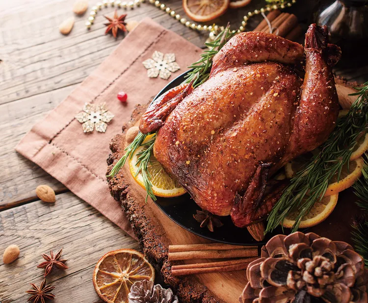 台北遠東香格里拉為年終聚會或聖誕派對準備的外帶首選「聖誕烤火雞」，每隻4280元。業者提供
