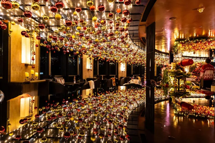 台北遠東香格里拉限定夢幻酒吧Dream Bar，以超夢幻的星空銀河設計，成為今年台北最受歡迎的聖誕打卡熱點。業者提供