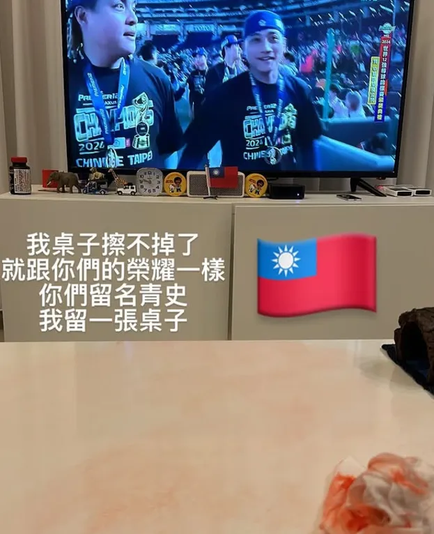 桌子染色竟擦不掉。翻攝吳婉君臉書