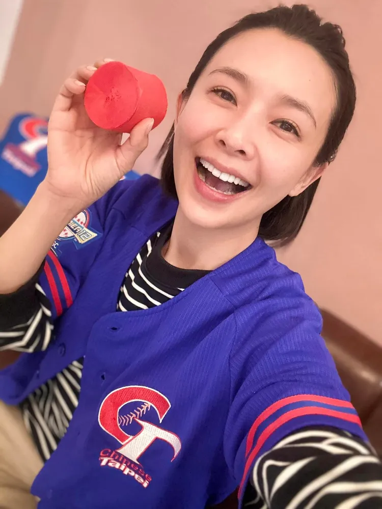 吳婉君在家應援、拋彩帶。翻攝吳婉君臉書