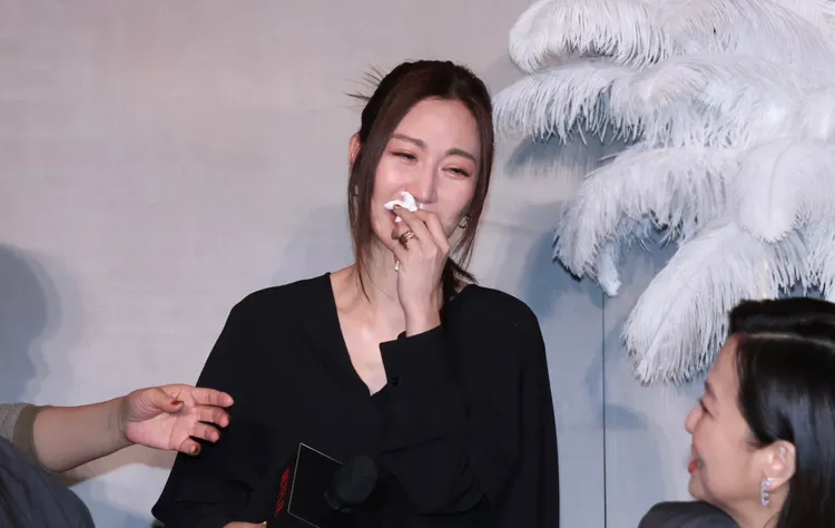 曾莞婷哭到情緒難以平復。莊宗達攝影