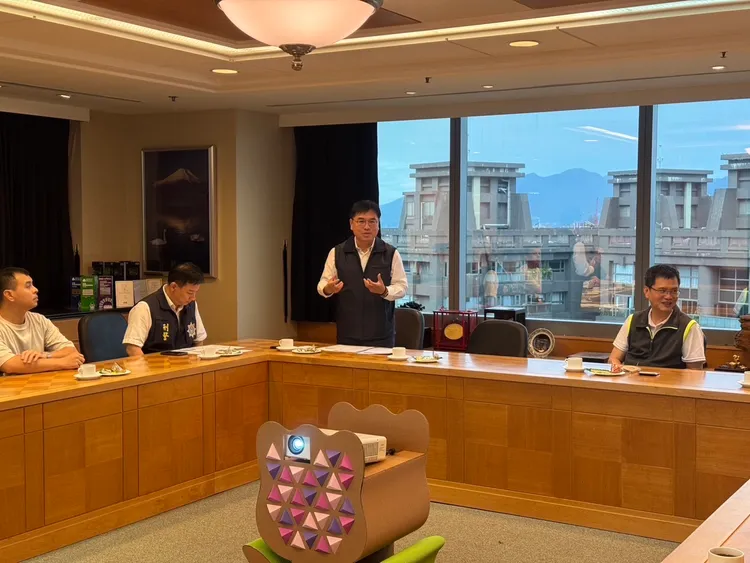 海山警分局識詐精英團將正隆幹部變成識詐種子，將反詐觀念傳遞給員工。翻攝畫面