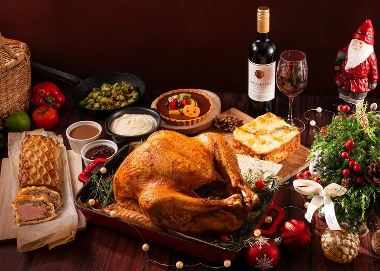 台北新板希爾頓「悅市集」自助餐廳應景推出「聖誕感恩節火雞禮籃」，每組6800元。業者提供