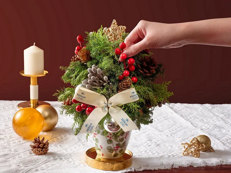 聖誕小樹手作課程體驗，11、12月共推出2個場次，每組報名費1600+10%元，課程包含聖誕下午茶1套。業者提供