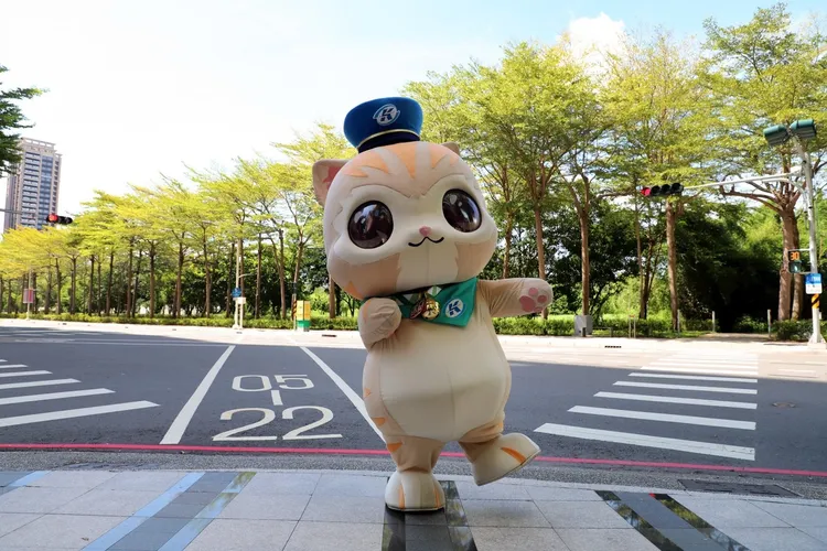 高市府邀請高雄捷運蜜柑站長與藝人Lala蘇心甯，攜手拍攝交通安全宣導短片。市府提供