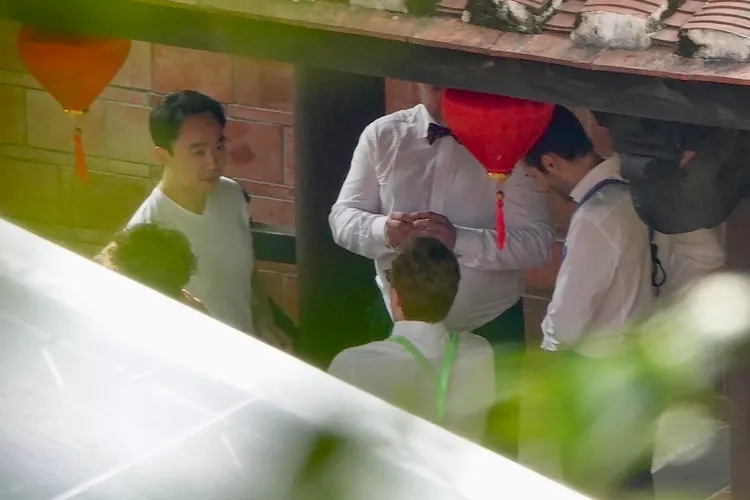 薄瓜瓜（左）和外國賓客友人一起準備表演。特勤中心攝