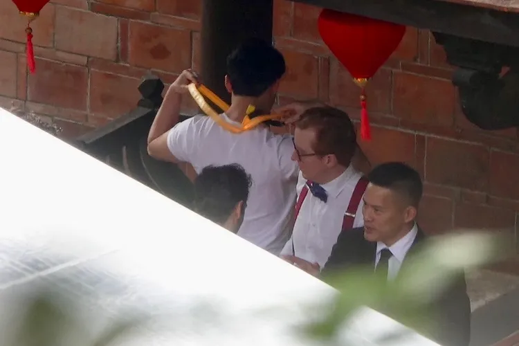 薄瓜瓜（左）掛上黃色吊帶。特勤中心攝