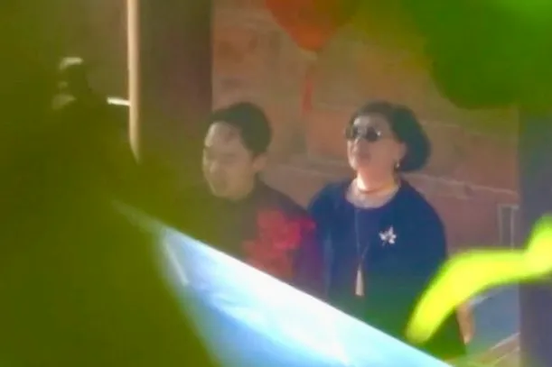 薄瓜瓜（左）身穿中式唐裝亮相。特勤中心攝