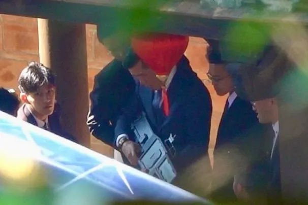 婚禮現場保鑣聚集在一起試槍。特勤中心攝