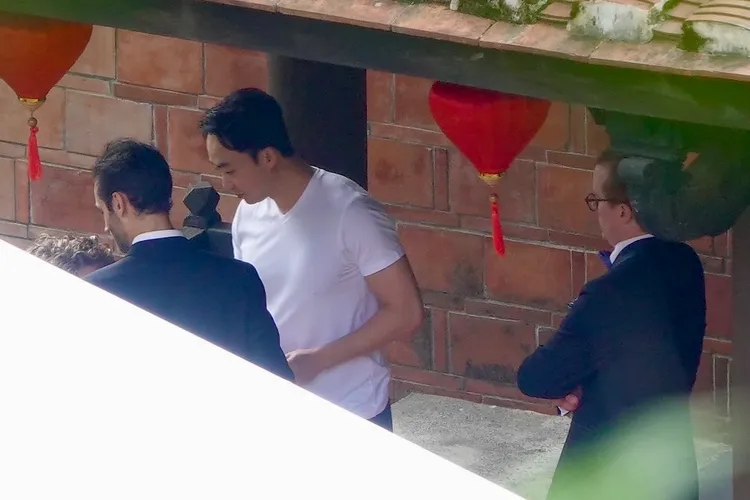 薄瓜瓜（左二）換上白衣服。特勤中心攝