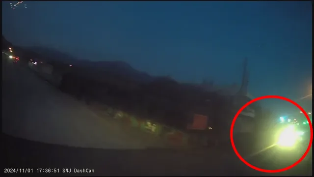 紅牌重機的車燈（紅圈處）。圖取自軍車行車紀錄器