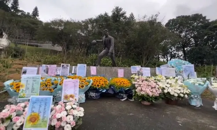 粉絲到金寶山墓園弔念高以翔。翻攝勿忘7353991393微博