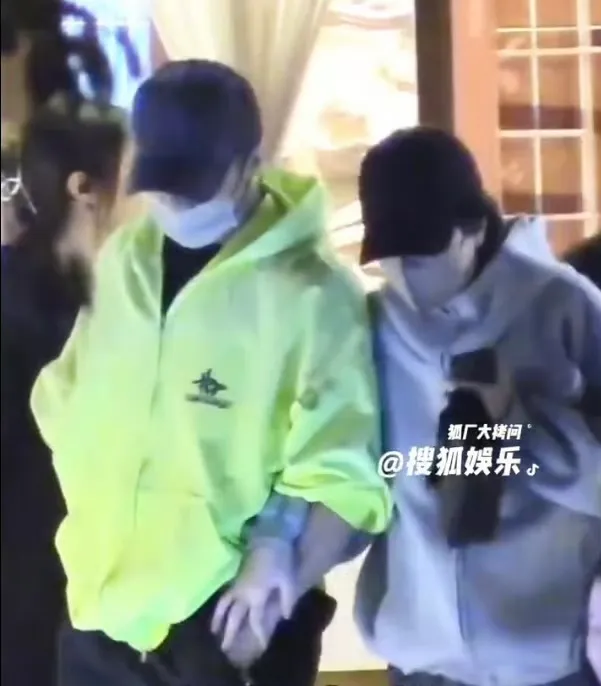 謝霆鋒、王菲穿著帽T、戴鴨舌帽，與朋友聚餐之後一起離開。翻攝搜狐娛樂微博