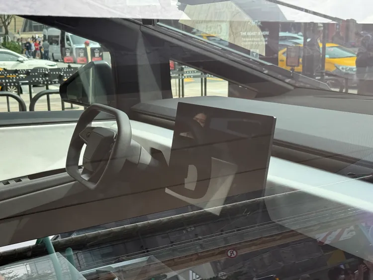 特斯拉Cybertruck中控台。呂承哲攝