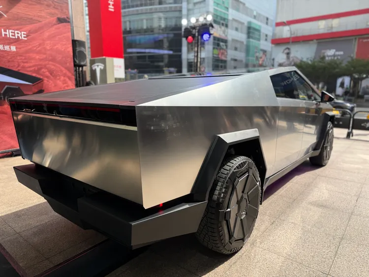 特斯拉Cybertruck顛覆一般設計語彙，如同一台火星探測載具。呂承哲攝
