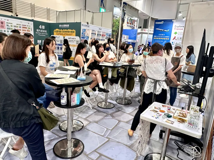 民眾參與加利利旅行社法式調香手作體驗。業者提供