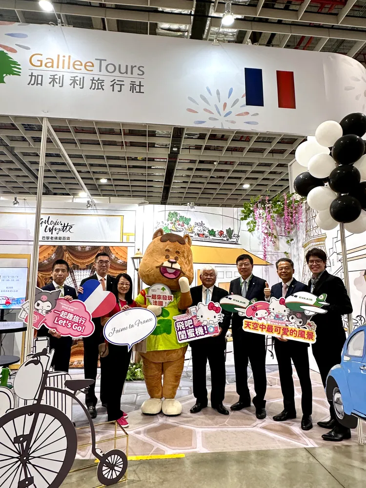 加利利旅行社董事長彭榮富(右4)與法旅署台灣區代表翁淑惠、長榮航空董事長林寶水、長榮航空總經理孫嘉明。業者提供