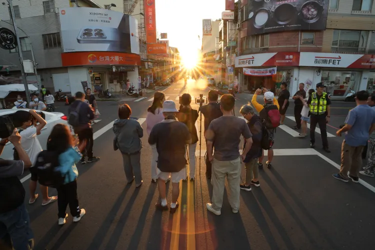 封街現場聚集上百人拍攝懸日美景。南投市公所提供