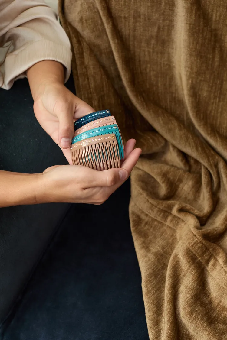 天然天河石法國梳，各4700元。品牌提供