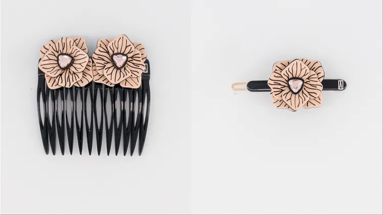 晶蕊木蘭花法國梳（左）6400元、晶蕊木蘭花豆扣夾（右）4300元。品牌提供