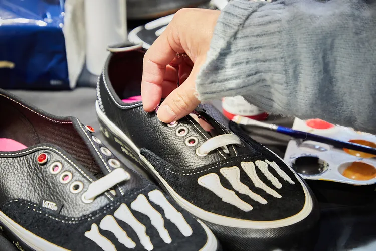 Vans X SBTG聯名鞋將手指骨頭圖樣的皮革縫製在鞋頭上帶來吸睛視覺。品牌提供
