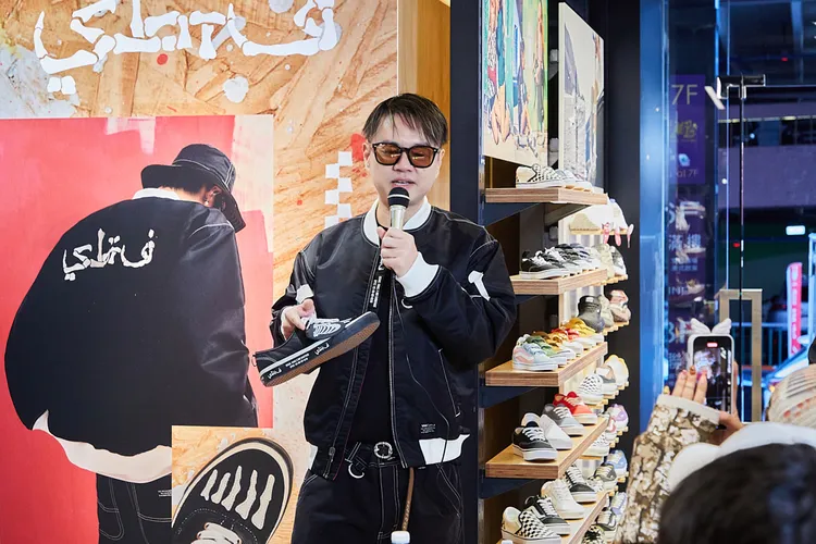 全球知名球鞋訂製師Mark Ong現身Vans品牌概念店親授改鞋密技。品牌提供