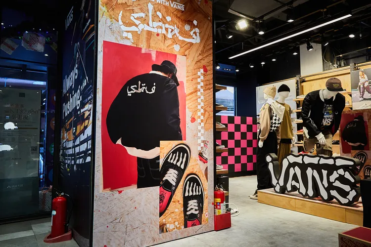 Vans與SBTG的合作將龐克音樂、滑板文化與街頭藝術相結合。品牌提供