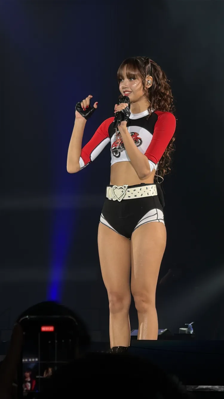 Lisa親民跟粉絲打招呼。讀者提供