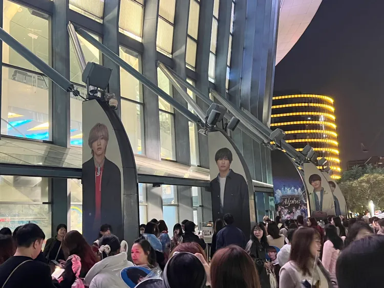 浪花男子首度來台，今明2天在小巨蛋開唱，場外有不少粉絲搶拍他們的看板。陳薇安攝