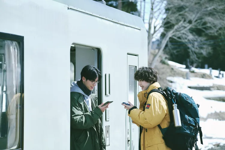 許光漢（左）與道枝駿佑合作過《青春18×2通往有你的旅程》。翻滾吧男孩電影有限公司提供