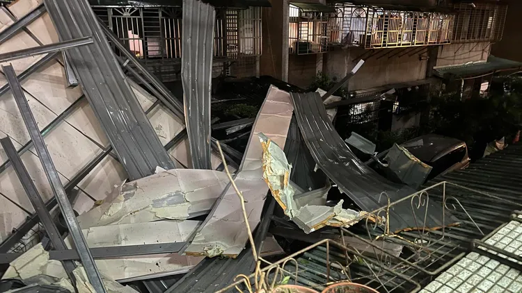 不少住家鐵皮屋頂都倒塌。翻攝「信義區三兩事」臉書