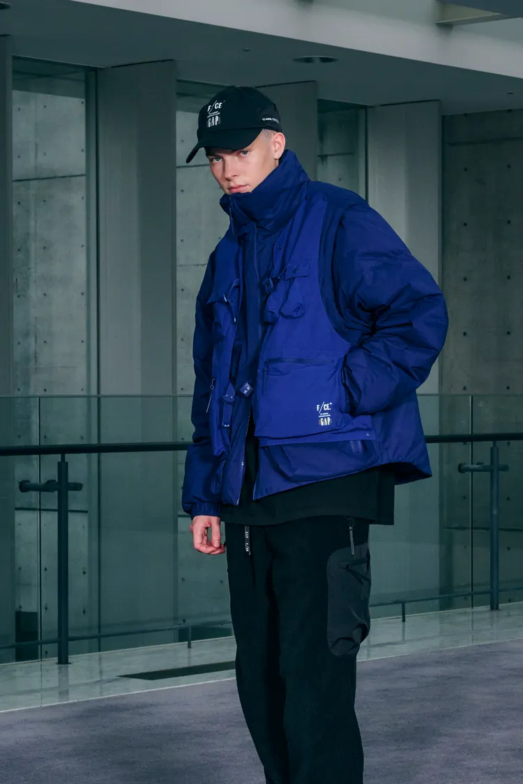 聯名系列透過「無界穿型」風格，詮釋出Y3K潮流虛擬與實際之間的模糊界線。品牌提供