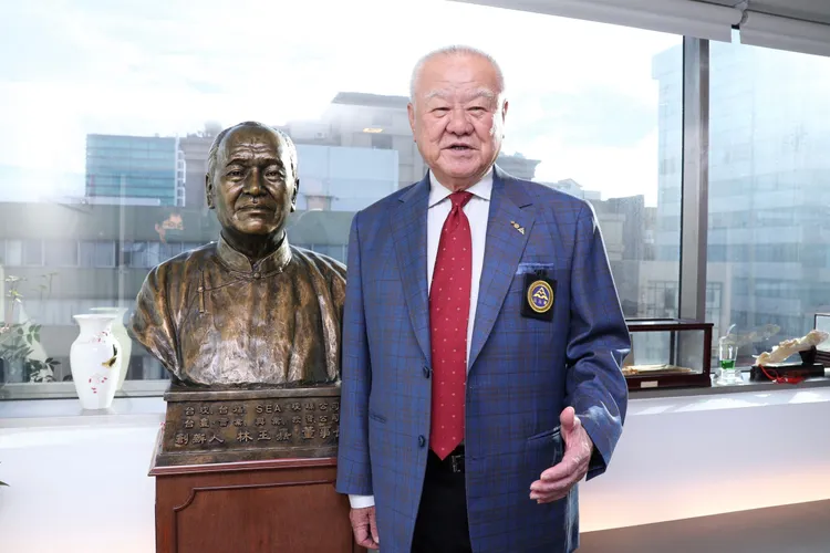 台玻董事長林伯豐恪守父親林玉嘉的家訓：「自己能做到的事，要自己做」。莊宗達攝