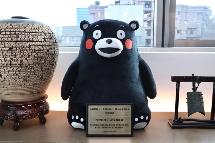 林伯豐的辦公室，收藏了各式各樣赴日參訪時的紀念物品。莊宗達